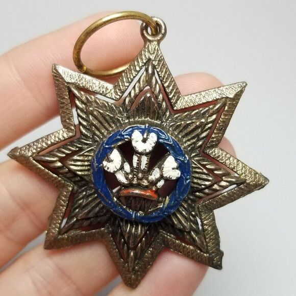 Vintage Prince of Wales Logo Enamel 8 Pointed Star Medallion Pendant Bronze Tone - Picture 1 of 6